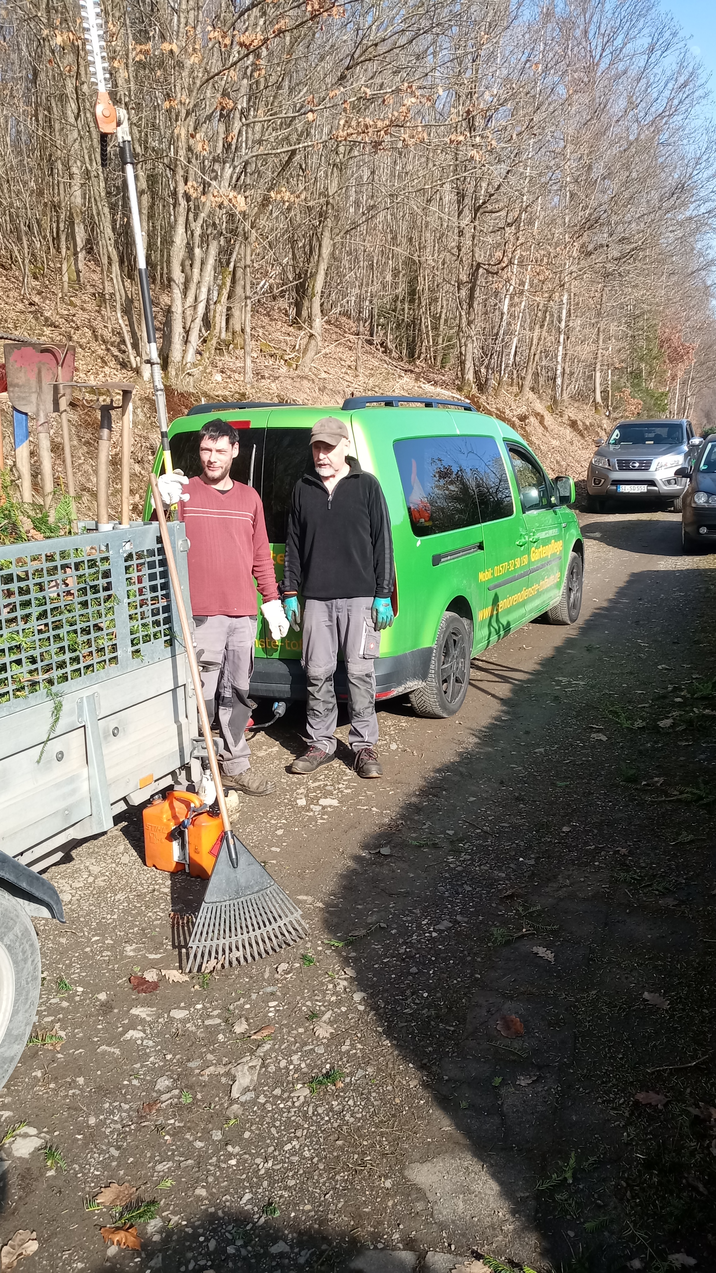 Garten-Pflege Siegen: Team mit Fahrzeug